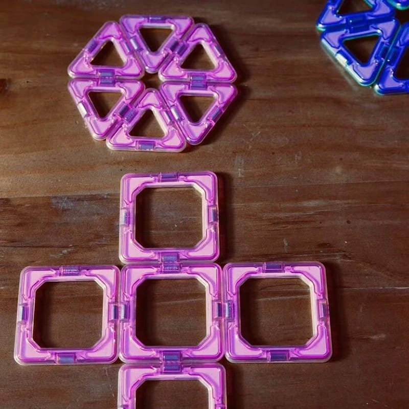 Optical magnetic building blocks with enhanced clarity, color brilliance, and strong magnetic interlocking
